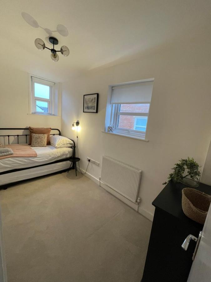 Seaview Flat With Balcony, Spacious 2 Bedroom Worthing Eksteriør billede