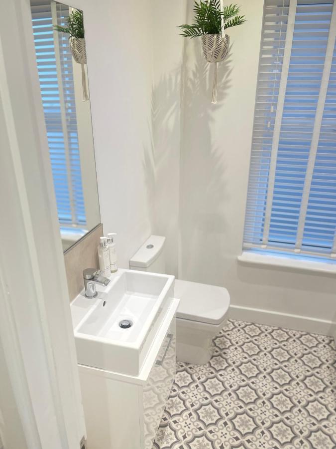 Seaview Flat With Balcony, Spacious 2 Bedroom Worthing Eksteriør billede