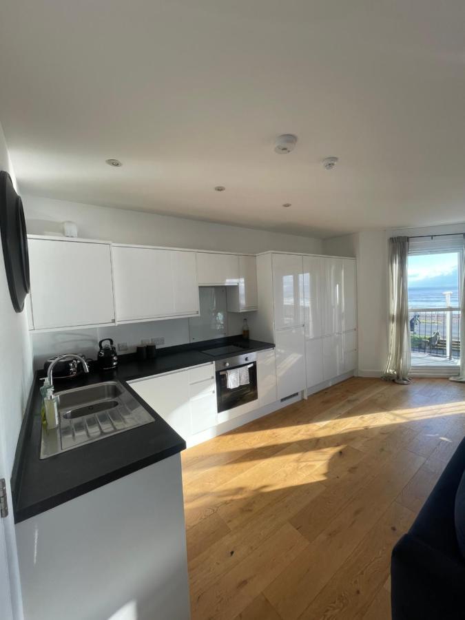 Seaview Flat With Balcony, Spacious 2 Bedroom Worthing Eksteriør billede